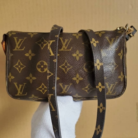 LOUIS VUITTON Monogram Pochette Accessories - Picture 6 of 10